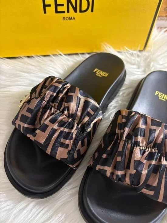 Women's Fendi slides - Picture 3 of 5